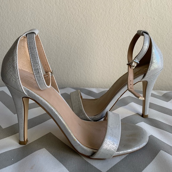 Silver heels - Picture 2 of 3